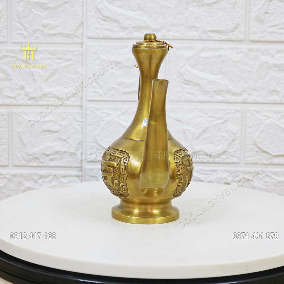 Ấm đựng rượu bằng đồng l&agrave; phụ kiện trang tr&iacute; cho ban thờ gia ti&ecirc;n th&ecirc;m sang trọng